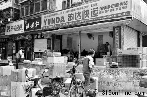 快遞公司門(mén)前擺滿了貨物。本版圖片由深圳晚報(bào)見(jiàn)習(xí)記者 張新燕攝