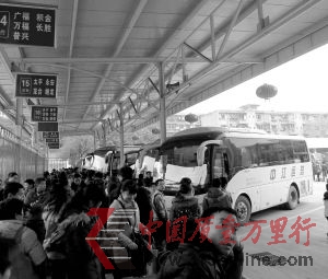 成都晚報提醒廣大返鄉(xiāng)乘客,請一定到正規(guī)車站指定售票處購買車票。 成都晚報提醒廣大返鄉(xiāng)乘客,請一定到正規(guī)車站指定售票處購買車票。