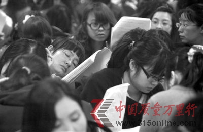 昨日上課時,餐廳里沒有課桌,1名略顯疲憊的女學(xué)員靠在女同伴的肩頭看書。 實習(xí)生 楊程晨 攝