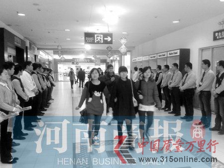家樂福鄭州花園店重新開業(yè),員工列隊歡迎顧客。河南商報 記者 孟令強/攝
