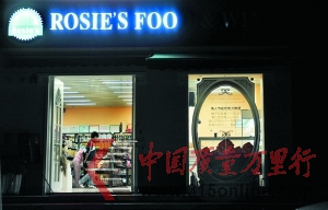 濱江路上一家洋貨店儼然一個(gè)小超市,生意還不錯(cuò)。 濱江路上一家洋貨店儼然一個(gè)小超市,生意還不錯(cuò)。