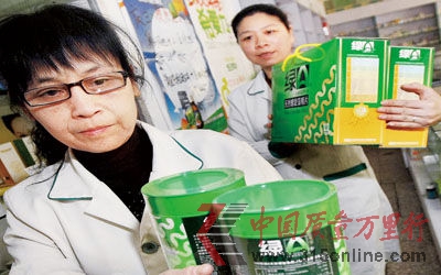 在白紙坊附近的金象大藥房內(nèi),工作人員上午開始下架被曝光的螺旋藻 攝/記者柴程