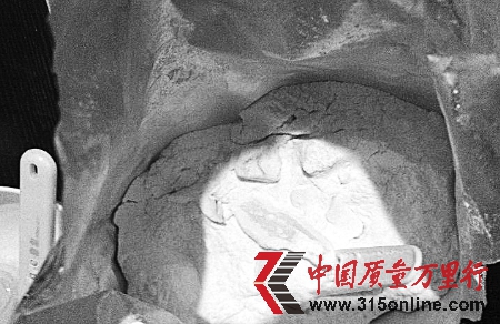 消費(fèi)者新購(gòu)美贊臣奶粉有塊狀物店家承認(rèn)受潮