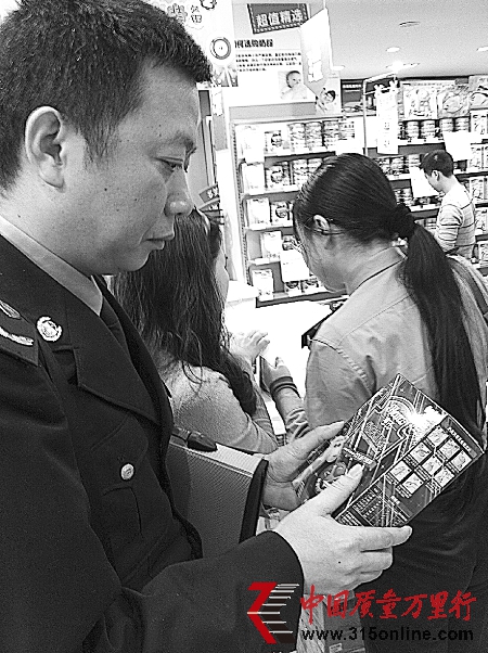 執(zhí)法人員發(fā)現(xiàn)沒(méi)有QS標(biāo)志的亨氏奶粉 記者 劉敏 實(shí)習(xí)生 周怡 攝 執(zhí)法人員發(fā)現(xiàn)沒(méi)有QS標(biāo)志的亨氏奶粉 記者 劉敏 實(shí)習(xí)生 周怡 攝