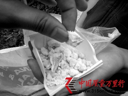 熊女士做“試驗(yàn)”產(chǎn)生的奶粉結(jié)塊 見(jiàn)習(xí)記者 王超 攝 熊女士做“試驗(yàn)”產(chǎn)生的奶粉結(jié)塊 見(jiàn)習(xí)記者 王超 攝
