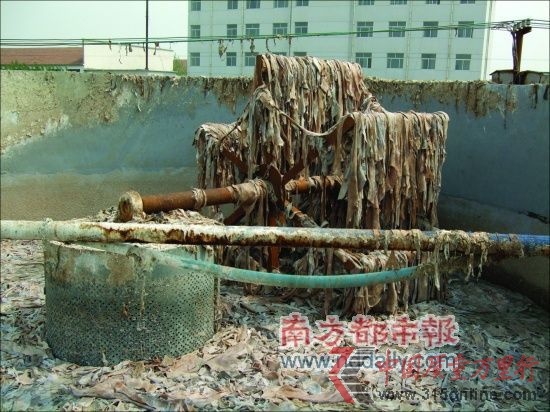通常清洗三四個(gè)小時(shí)后,又臟又硬的廢皮革就變得干凈、柔軟了。 通常清洗三四個(gè)小時(shí)后,又臟又硬的廢皮革就變得干凈、柔軟了。