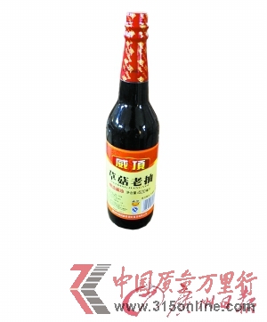 當(dāng)時查出的“問題醬油”。 記者陳楓攝(資料圖片) 當(dāng)時查出的“問題醬油”。 記者陳楓攝(資料圖片)