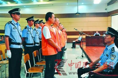 □“地溝油”銷售案11名被告人均來(lái)自河南兩家油脂企業(yè)。 □“地溝油”銷售案11名被告人均來(lái)自河南兩家油脂企業(yè)。