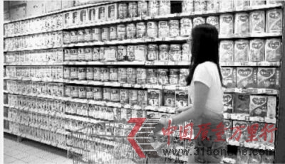 9月2日下午,長(zhǎng)沙市芙蓉路家樂(lè)福超市,正在采購(gòu)嬰幼兒奶粉的家長(zhǎng)們。實(shí)習(xí)生 唐俊 攝
