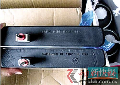 圖片上方為正品進口行李架配件,下方為胡先生購買的行李架配件,兩者多處細節(jié)不同。 受訪者供圖