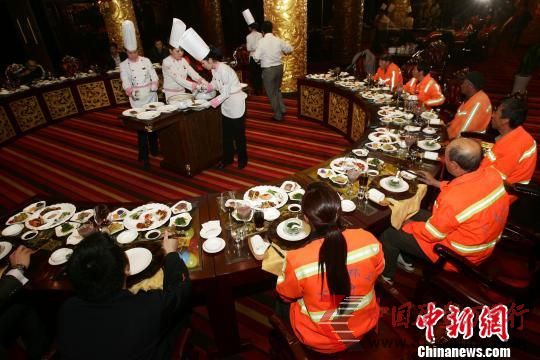 9月30日中秋節(jié),一條“山西太原一商家中秋請(qǐng)環(huán)衛(wèi)工人吃鮑魚”的新聞在網(wǎng)絡(luò)上發(fā)布后,迅速引起國(guó)內(nèi)外多家媒體轉(zhuǎn)載與網(wǎng)友的熱議,網(wǎng)民對(duì)此褒貶不一。 張?jiān)啤z