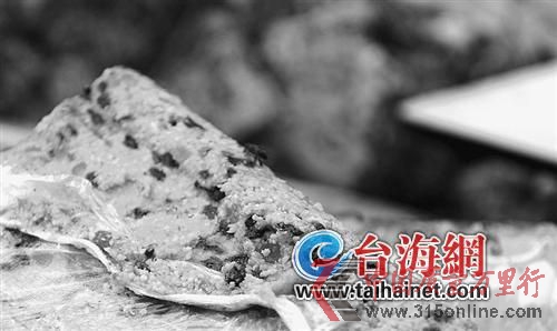 扛不動(dòng)、砍不壞、砸不爛,像鐵一樣堅(jiān)硬的路邊切糕,被檢出嚴(yán)重細(xì)菌超標(biāo)。昨天,思明區(qū)將沒(méi)收的4000多斤切糕送往后坑銷毀。